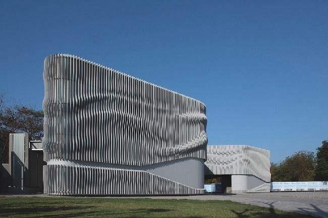 遂宁浅谈现代建筑采用网架结构安装的主要优势和应用